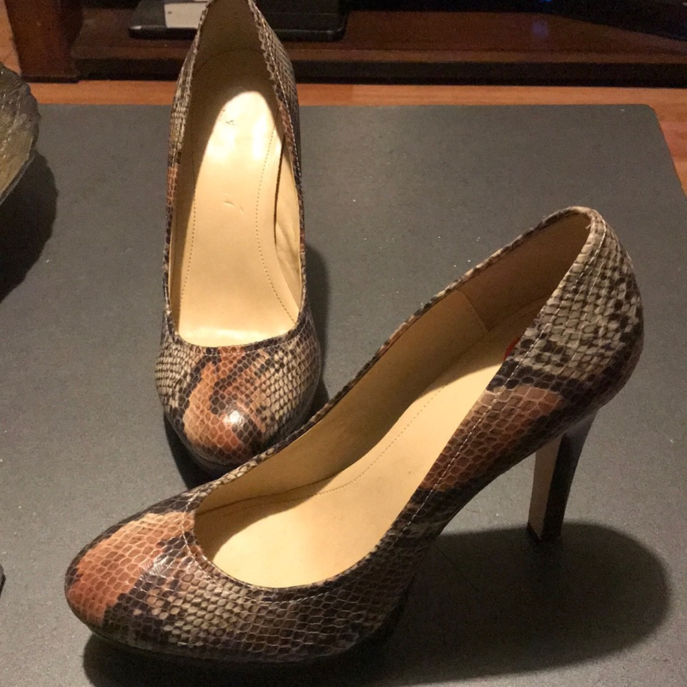 Calvin Klein Snake like Pump